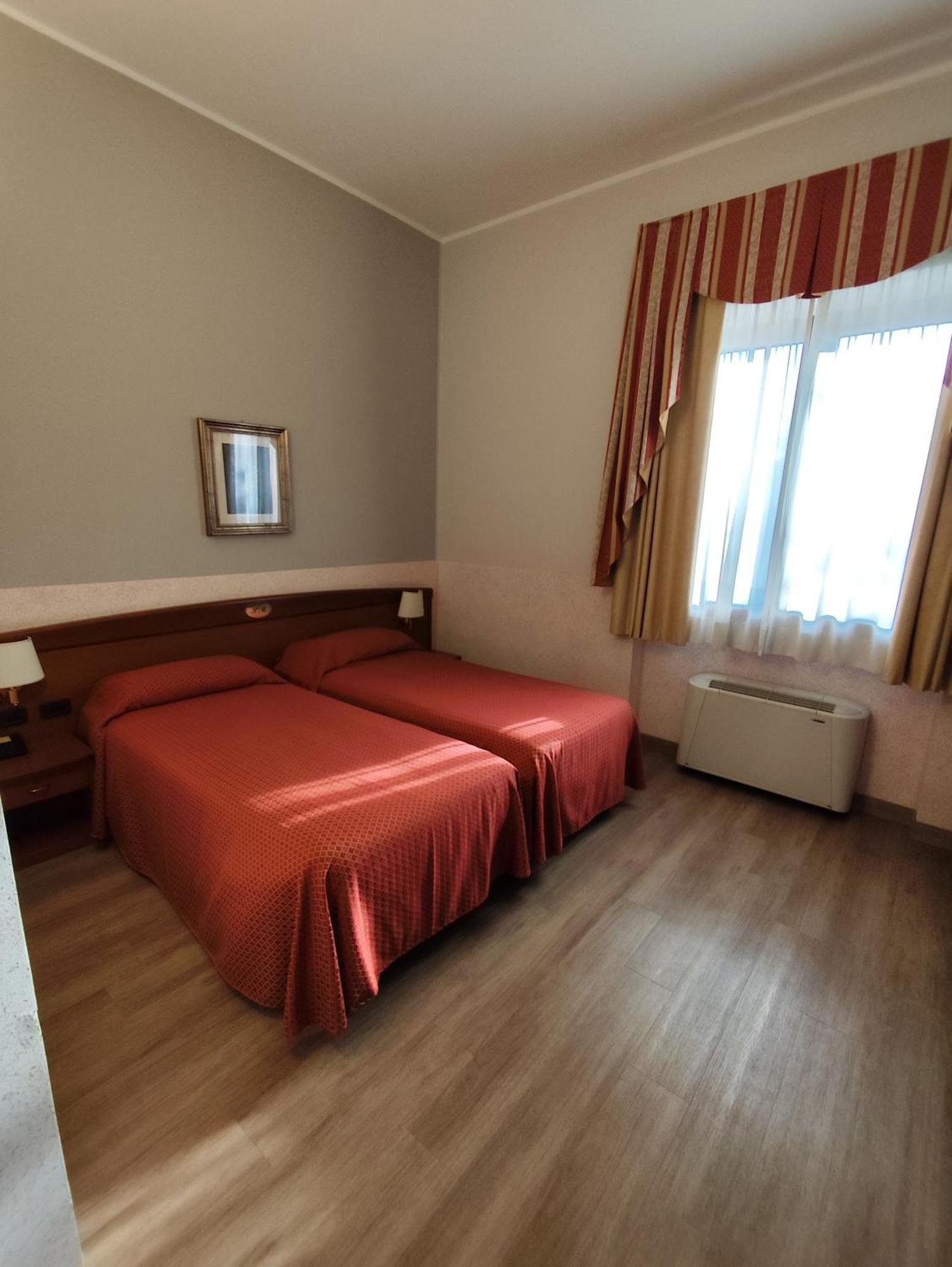 Hotel Majestic San Giuliano Milanese Kültér fotó