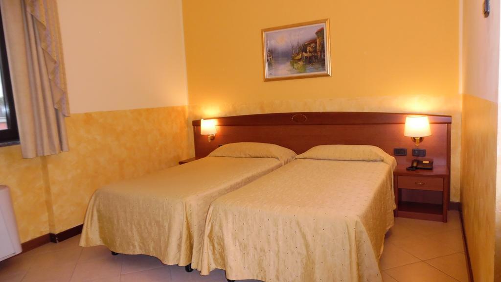 Hotel Majestic San Giuliano Milanese Kültér fotó
